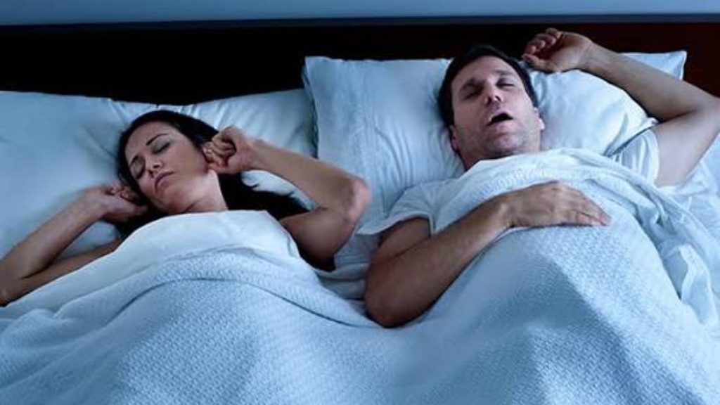Jede Nacht schnarchen: Wann steckt mehr dahinter?